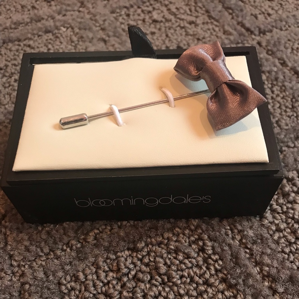 Bloomingdales lapel pin